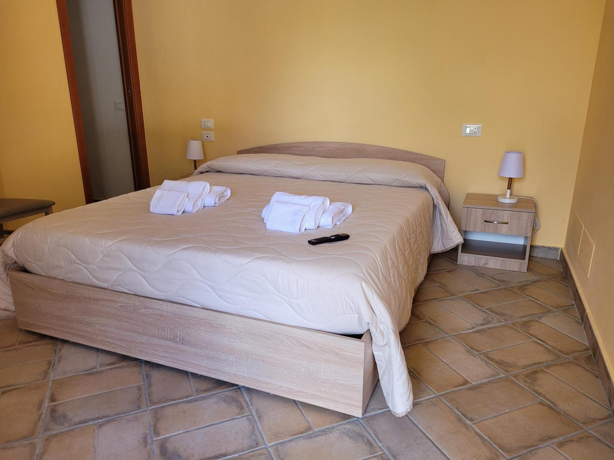 Aparthotel Turistico Magnifico Alessandro Valle Bernardo 04025 Lt Cir 19063 Nei Pressi Di 04022 Fondi Lt *